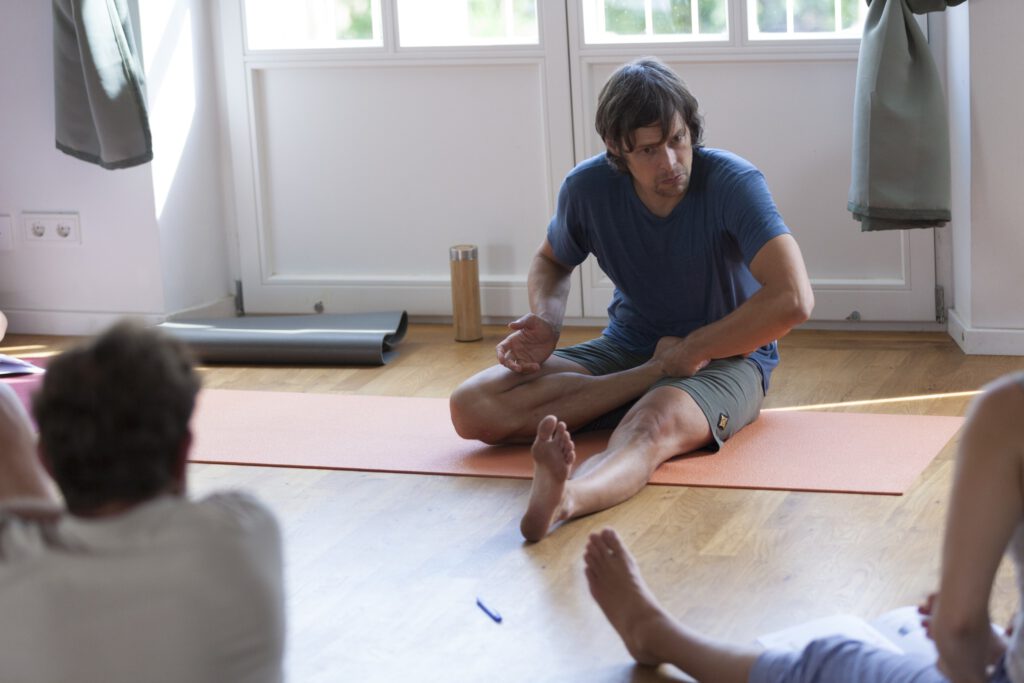 Grischa demonstrating safe Padmasana in Ashtanga Teacher Intensive Retreat